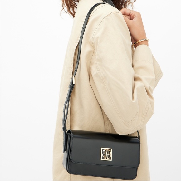 NEW Anine Bing Elly Crossbody Shoulder Bag Purse Black Leather Gold hardware - Picture 1 of 16